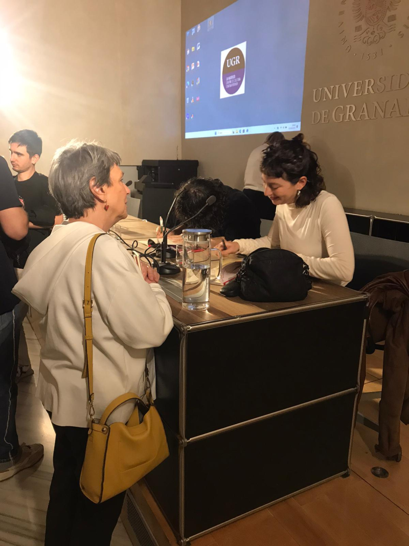 Pamela Merrill Silva signs her novel Pamela Merrill Silva firmando ejemplares de su novela