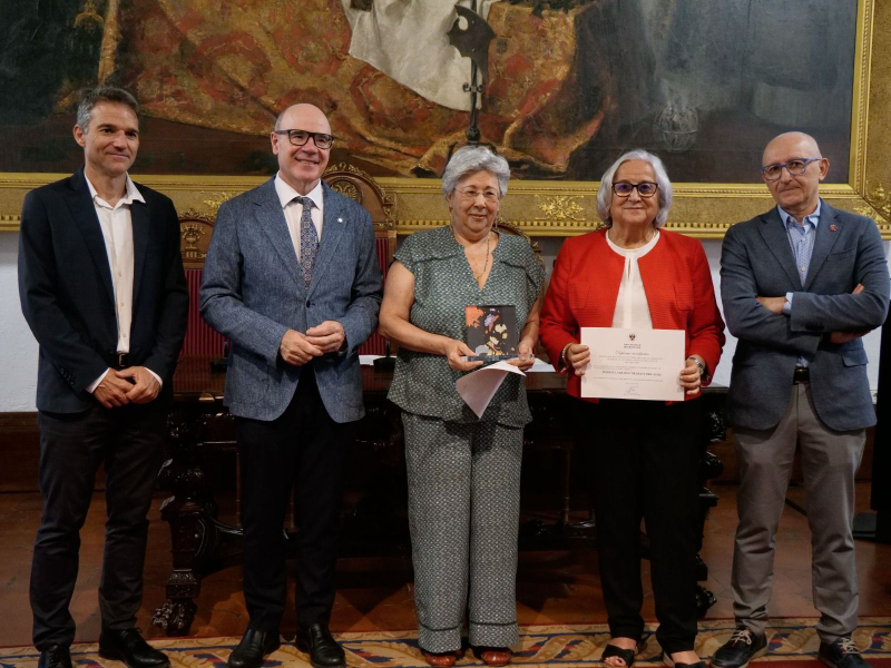 Profesora Margarita Birriel sosteniendo el premio junto al Rector de la UGR Profesora Margarita Birriel sosteniendo el premio junto al Rector de la UGR