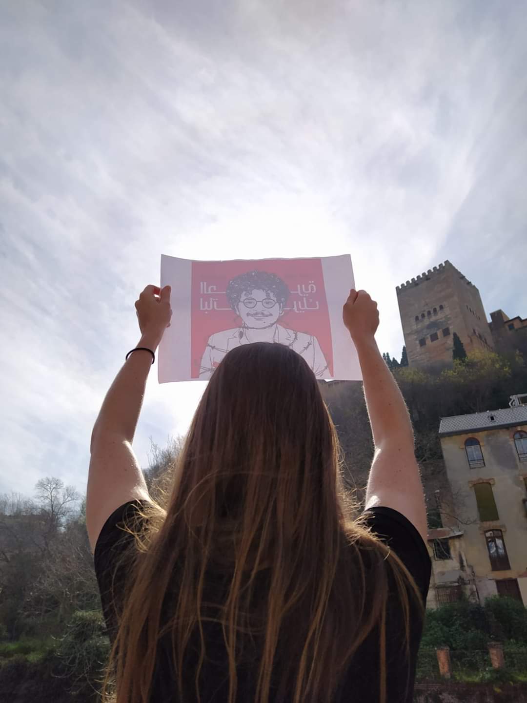 Una estudiante del GEMMA sostiene un cartel de Free Patrick