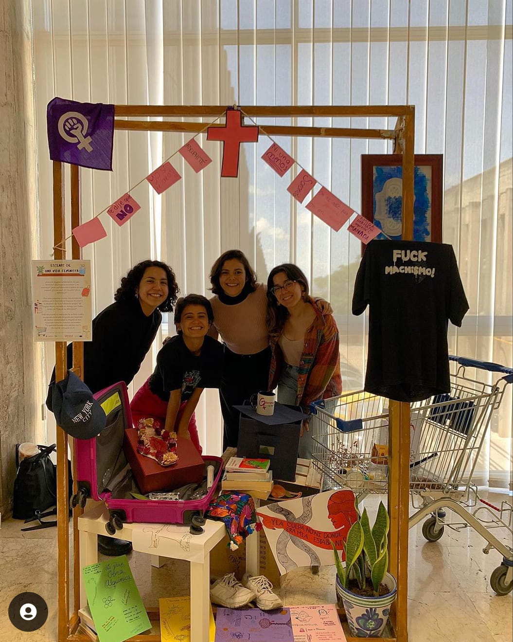Estudiantes GEMMA junto a la instalación de artivismo Mujeres que luchan
