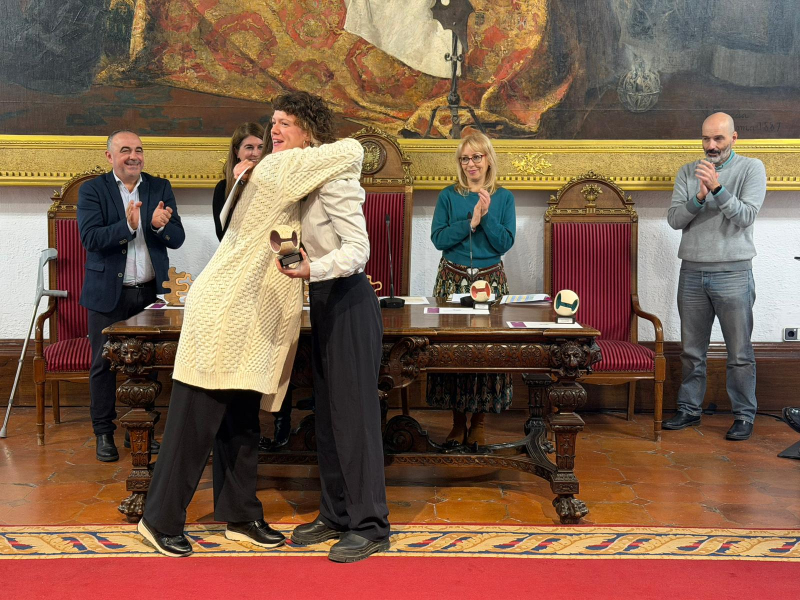 Ángel Harris recoge el premio