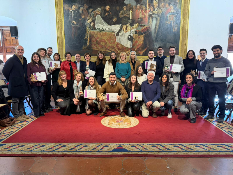 Grupo de alumnado recibiendo